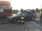 На трассе Киев-Чоп легковушка BMW влетела в грузовик Scania. 18-летняя пассажирка легковушки погибла на месте