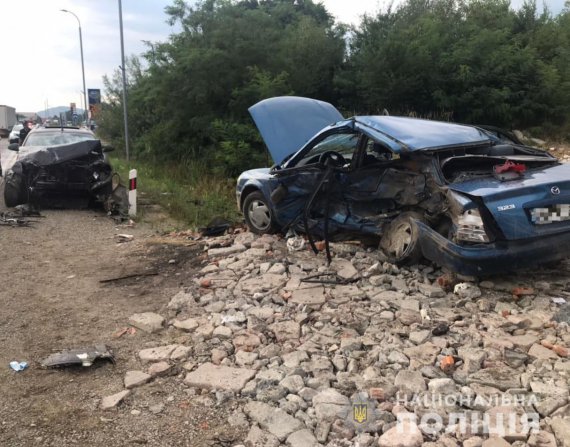 На Закарпатье 37-летний пьяный на Infinity протаранил Mazda на повороте к АЗС. Один пассажир последнего погиб, еще один - в тяжелом состоянии