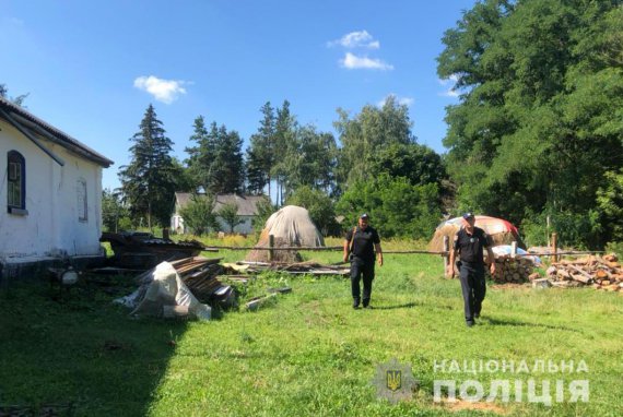 В Житомирской области 27-летний мужчина убил 49-летнего отца, а тело спрятал в огороде. Когда бежал с места преступления с малолетними дочерьми - попал в ДТП