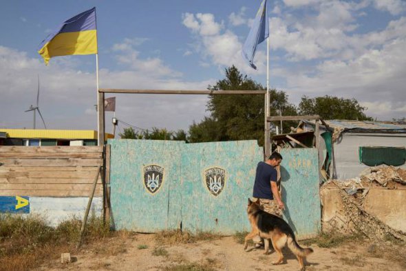 Кримськотатарський активіст заходить на свою базу біля каналу. Татари розбили табір, щоб не допустити відновлення води в Крим