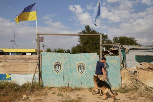  Крымскотатарский активист заходит на свою базу возле канала. Татары разбили лагерь, чтобы не допустить возобновления потока воды 