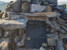 Все материалы для установления мемориальных плит туристы несли от подножия Грофи.