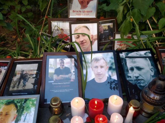 Под посольством Беларуси в Киеве проходит акция памяти Шишова. Фото: glavcom