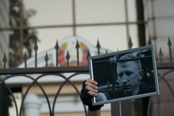 Під посольством Білорусі в Україні провели акцію пам'яті Віталія Шишова.  Там зібралося кілька сотень людей. Для цього довелося перекрити рух на  вулиці