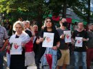 Під посольством Білорусі в Україні провели акцію пам'яті Віталія Шишова.  Там зібралося кілька сотень людей. Для цього довелося перекрити рух на  вулиці