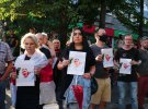 Під посольством Білорусі в Україні провели акцію пам'яті Віталія Шишова. Там зібралося кілька сотень людей. Для цього довелося перекрити рух на вулиці