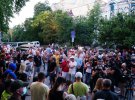 Під посольством Білорусі в Україні провели акцію пам'яті Віталія Шишова. Там зібралося кілька сотень людей. Для цього довелося перекрити рух на вулиці