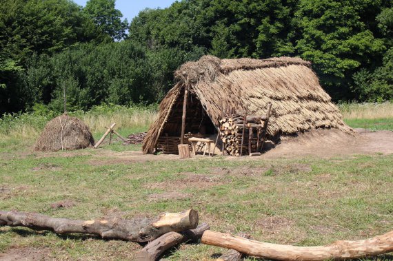 Воссоздали полуземлянку, в которой 1 тыс. лет назад жили славяне