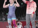 Українська борчиня Алла Черкасова (ліворуч) радіє перемозі в сутичці за бронзову медаль Олімпійських ігор у ваговій категорії до 68 кілограмів. Перемогла Сарі Досе з Японії. Токіо, ”Макухарі Холл”, 3 серпня 2021 року