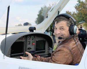 Ігор Табанюк 40 років працював у авіації. Регулярно літав і навчав пілотів-початківців. Його поховали поряд із сином, який теж розбився під час польоту 2013-го