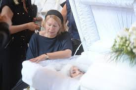 Поховали Ірину Бережну у вельоні. Мати, Олена Бережна, не відходили від труни