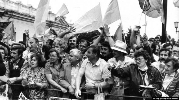 Митинг возле Верховной Рады во время принятия Декларации о государственном суверенитете Украины. Киев, 16 июля 1990 года