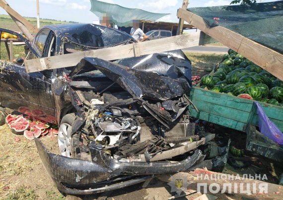 32-річна водійка KIA на Одещині знесла лавку з баштанними культурами.  Постраждала сама та 16-річна продавчиня