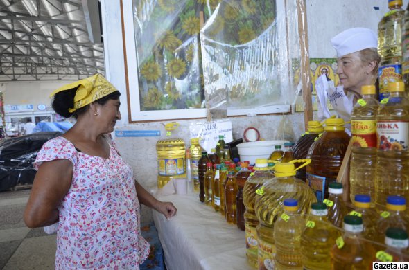 Александра Шупа (справа) 30 лет продает на рынке масло