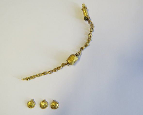 Ланцюжок знайшли у тій же лазні, де торік виявили золоту сережку. Втім, різниця між артефактами сягає понад 100 років - їх загубили різні жінки. 