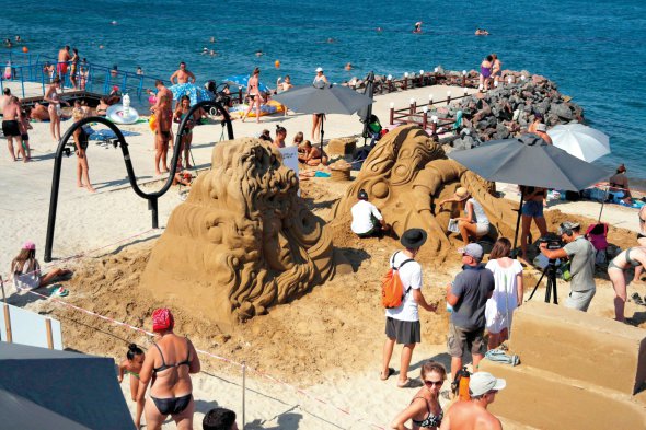 Учасники п’ятого фестивалю піщаних скульптур Sand Fest ліплять фігури на пляжі в Одесі 1 серпня. Темою заходу став космос. Для створення образів завезли 80 тонн піску. Найкращою організатори визнали роботу ”Космонавт-геолог”