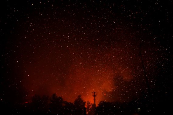 Жителей греческих городов Вотонас и Марафон к северу от Афин эвакуировали.  В 5:00 они отправились к побережью, поскольку лесные пожары вышли из-под контроля, передает Ekathimerini.  В пожарной службе сообщили, что основной очаг огня разделился на несколько фронтов. Пламя распространяется в разных направлениях. В Греции прогнозируют сильные ветры, что затруднит тушение пожаров.  По состоянию на утро пятницы пожар разрушил десятки домов. Заместитель мэра Афиднеса Гиоргос Достис сказал, что пожар выпалила территорию площадью от 4,5 тыс. До 5 тыс. Гектаров.  Погибших нет госпитализировали несколько десятков человек. В основном это пожарные, получили легкие ожоги и местные жители, пострадавшие от отравления дымом.  С 28 июля в Греции вспыхнули десятки лесных пожаров. Большинство из них удалось потушить на начальной стадии. Огонь накрыл населенные пункты Стаматов и Родополы. Из-за пожара в районе Актио, у Амвракикос, из соображений предосторожности эвакуировали город Драймос.