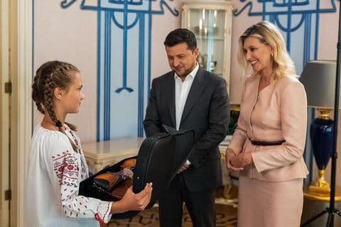 Зеленский с женой вручил медаль "За спасенную жизнь" 12-летней Татьяне Тулайдан