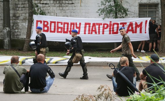 Представники Нацкорпусу вивісили біля Шевченківського районного суду Києва банер "Свободу патріотам"