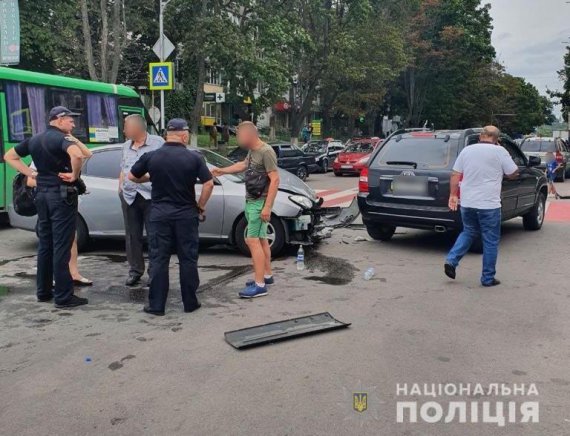 У  Вишгороді   Hyundai збив велосипедиста і врізався в  KIA. Водієві стало зле за кермом