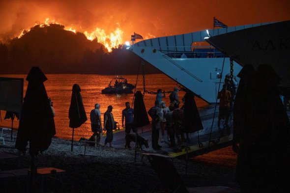 Греки наживают масштабные пожары, охватившие страну, библейской катастрофой