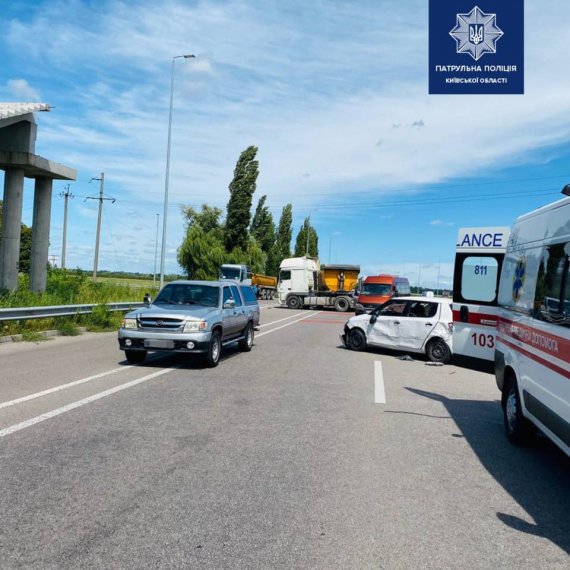 На трассе Киев - Одесса не разминулись грузовик DAF и легковушка Skoda