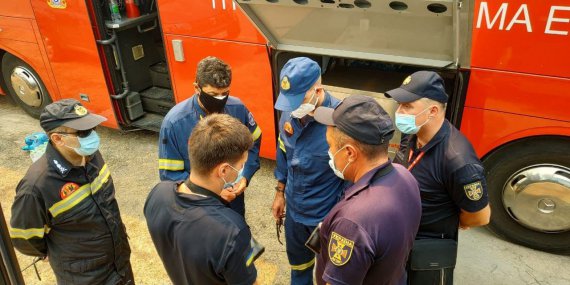 Украинские спасатели помогают тушить лесные пожары в Греции