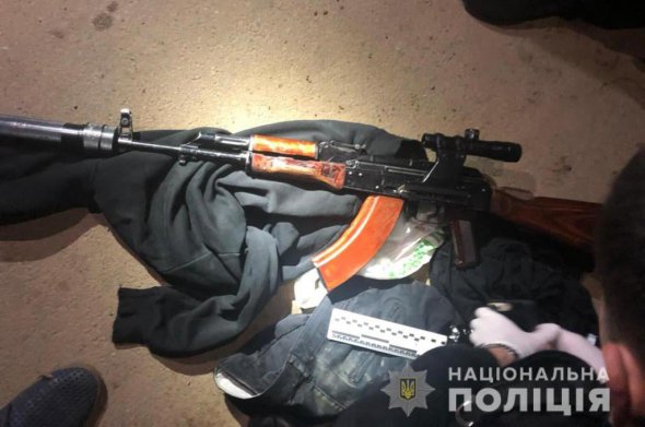 В Івано-Франківську патрульні випадково зупинили автомобіль, у якому виявили зброю