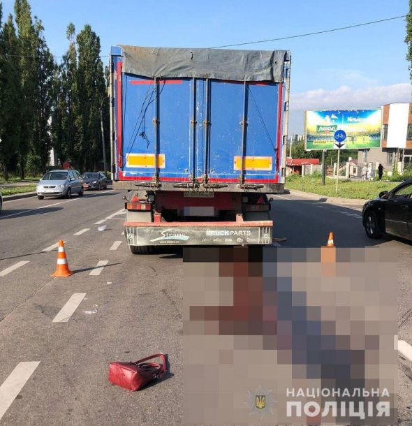 В Ровно под колесами грузовика погибла женщина. Ее лицо устанавливается