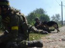 Украинские военные во время боя на 2-м блокпосту, возле школы в Иловайске. Фото: Afterilovaisk/Facebook