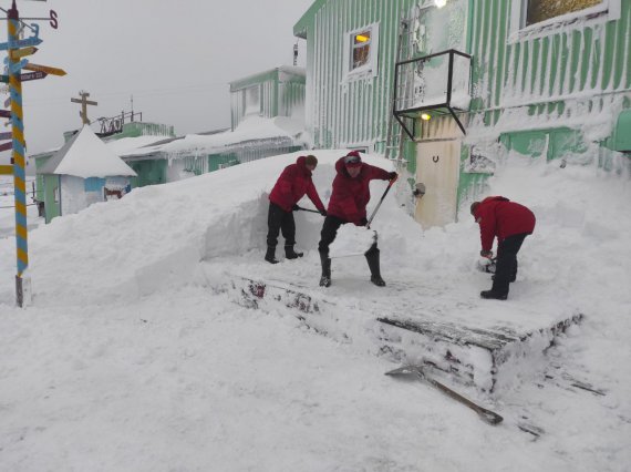 Украинские полярники откапывают сугробы снега