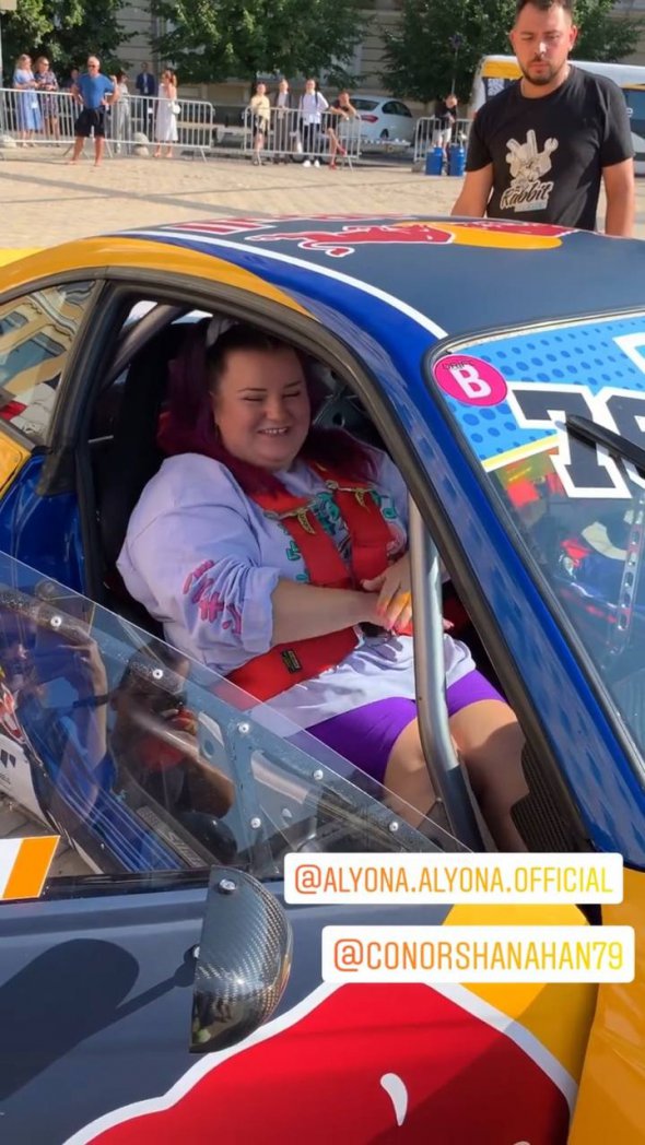 Певица Alyona Alyona приняла участие в гонках на Софиевской площади