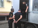 35-річний  Рустам Тошов, який вісім місяців переховувався від слідства за умисне вбивство 23-річного Руслана Самолюка у Дубні, здався поліції. Прийшов разом із адвокатом