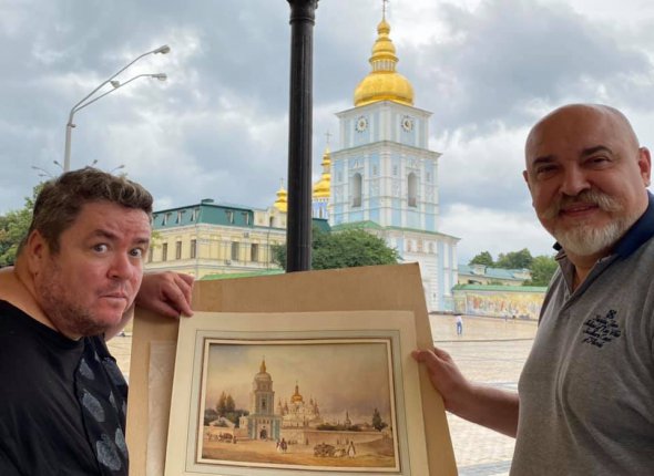 Колекціонер Федір Зернецький (справа) та Федір Баландін, засновник Міжнародного фестивалю мистецтв "Anne de Kyiv Fest" сфотографувалися з аквареллю навпроти Михайлівського собору