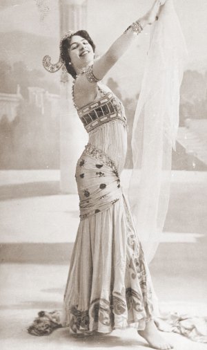Марґарета Ґертруда Целле народилася 7 серпня 1876‑го в місті Леуварден на півночі Нідерландів у сім’ї власника крамниці капелюхів. Після невдалого шлюбу поселилася в Парижі. Стала танцівницею під іменем Мата Гарі. Розповідала, що вона принцеса з Азії і володіє священними східними техніками. На фото 1906 року виконує ”Танець семи вуалей”