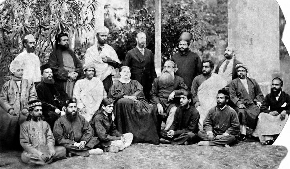 Олена Блаватська сидить (у центрі) серед членів Теософського товариства під час конгресу у Бомбеї, тепер Мумбаї, в Індії 1882-го. Організацію заснували 1875-го в Нью-Йорку. Зараз має прихильників у 70 країнах