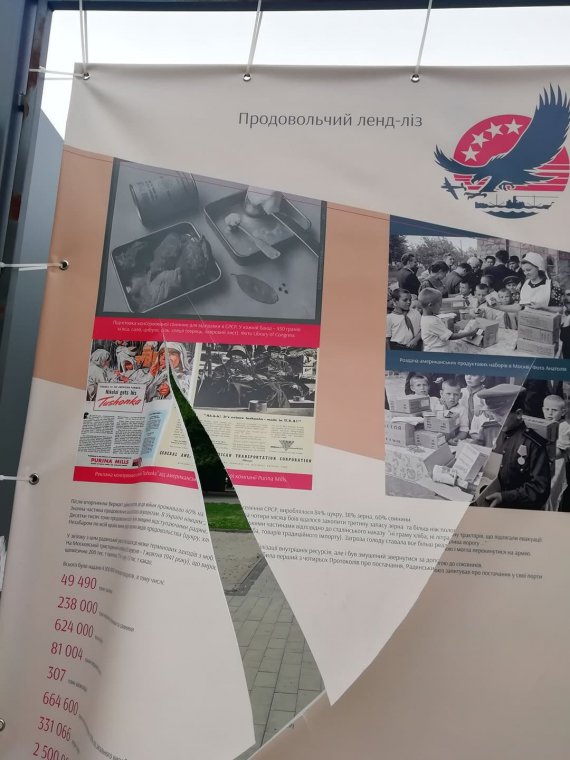 На Подоле в Киеве неизвестные повредили баннерную выставку о ленд-лизе во время Второй мировой войны.