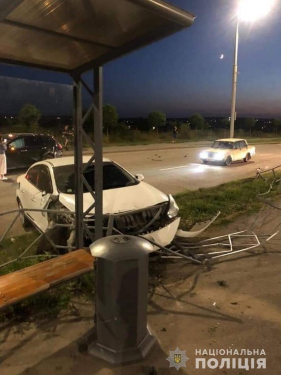 У Вінниці п’яний водій влетів на автівку, а потім у зупинку громадського транспорту