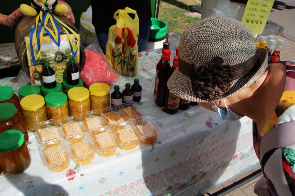 Мед в сотах продают по 200 грн за килограмм