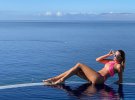 Телеведуча і блогерка Леся Нікітюк відпочиває на італійському курорті і там позувала в басейні з видом на море