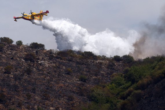 Пригород Тиволи, Италия, страдает от лесных пожаров.