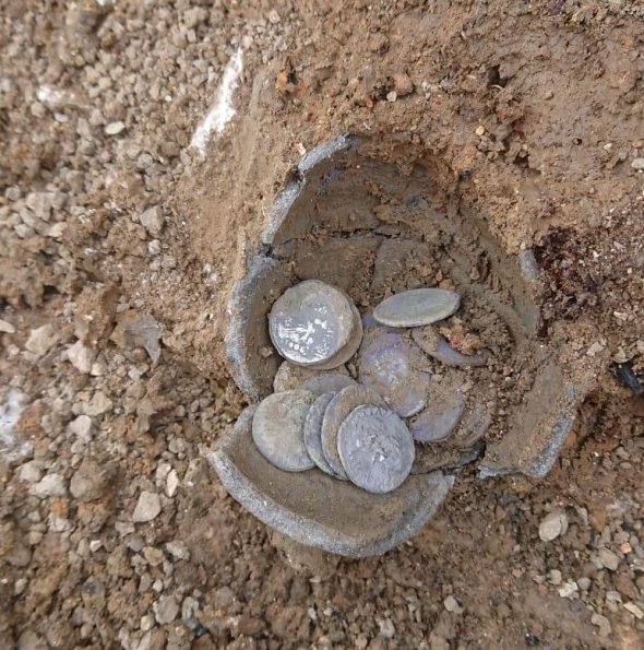 Владелец монет спрятал их в стене более 2 тыс. лет назад