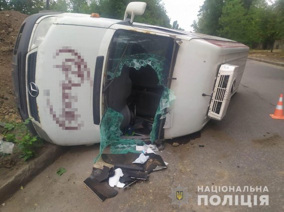 В Харькове во время движения перевернулся микроавтобус: водителю стало плохо за рулем и он скончался до приезда "скорой"