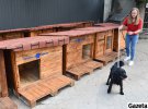 Деревянные будки для вольеров изготовили из испольнованных деревянных паллет