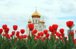 За традиціями церкви в цей день освячують воду, мак, мед та духмяні квіти