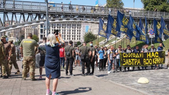 Участники акции протеста "Остановим капитуляции" пришли к дому в Киеве, где ранее проживал президент Владимир Зеленский