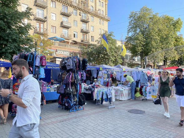 Працюють без масок, однак у деяких наметах є антисептичні засоби