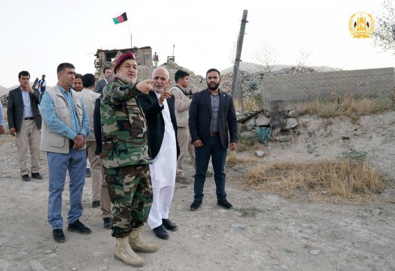 Президент Афганистана Ашраф Гани и исполняющий обязанности министра обороны Бисмилла Хан Мохаммади посещают военный корпус в Кабуле. Фото: reuters