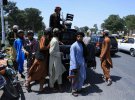 Силы Талибана патрулируют улицу в Герате. Фото: reuters