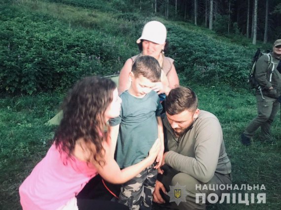 6-летнего Алексея Стефанцива из Коломыи, которого более суток искали в горах на Ивано-Франковщине, уже встретился с родителями. Фото: if.npu.gov.ua